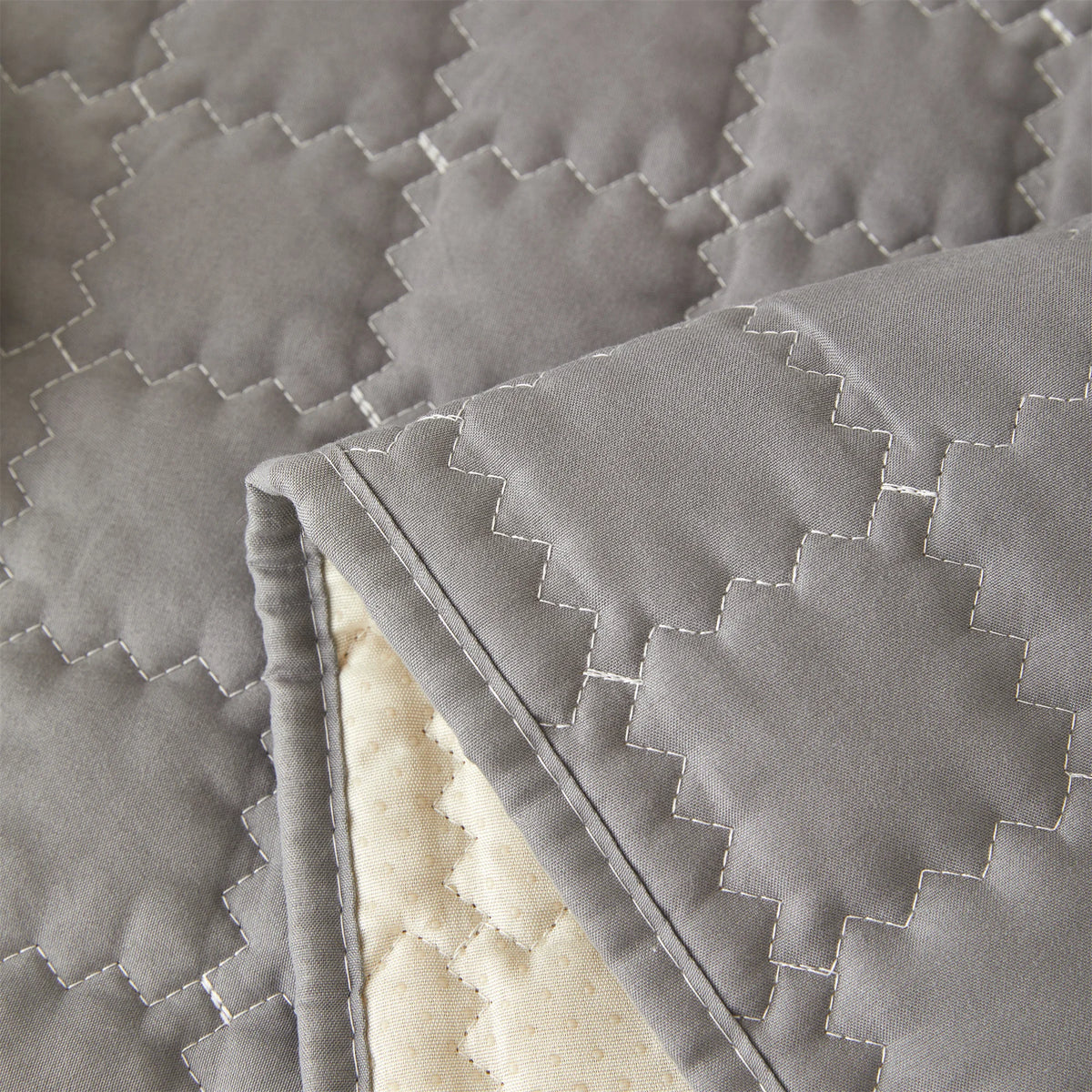 Detail van de gewatteerde stof en de zachte onderkant